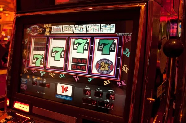 Antarmuka aplikasi mobile sapporo88 menampilkan slot games dan live dealer tables