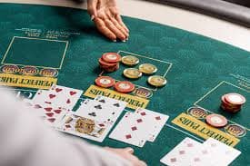 Dasbor permainan sapporo88 menampilkan slot populer dan meja dealer langsung